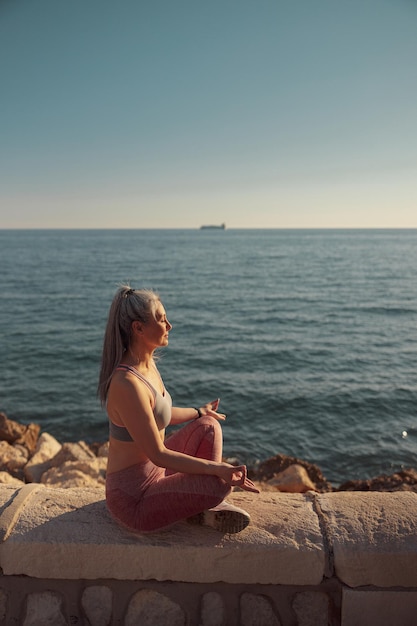 Snella donna calma che riposa sul lungomare