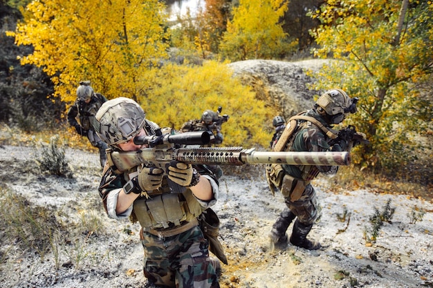 Sniper copre il movimento di un gruppo di soldati