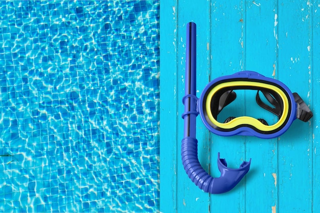 Snorkel e maschera subacquea sullo sfondo