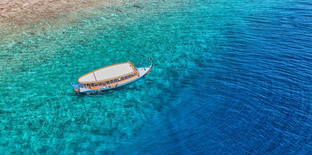 Snorkeling e avventura all'aria aperta, concetto di paesaggio di viaggio di attività. Baia aerea del mare, natura tranquilla