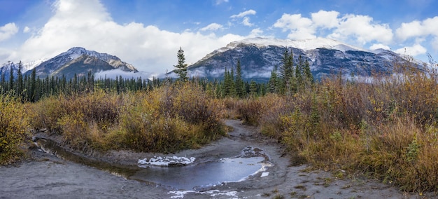 Snow capped Mount Lady MacDonald e Grotto Mountain in autunno.