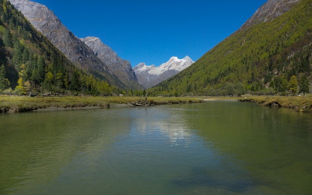 Snow Mountain "Four Girls Mountain" Snow Mountains con lago in alto atteggiamento