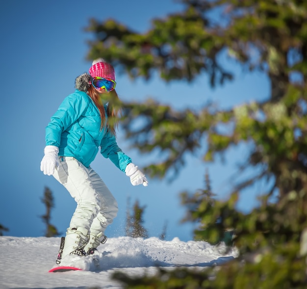 Snowboard girl sport invernali resort di montagna