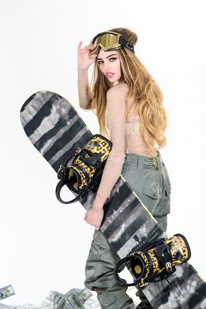 Snowboard ragazza inverno tempo libero sport estremo attraente donna atletica in maschera da sci tiene snowboard