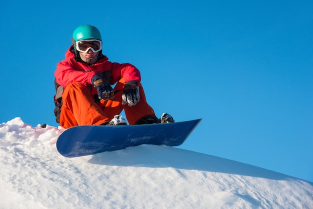 Snowboarder che riposa in montagna