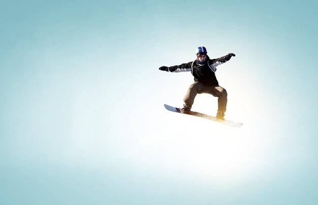 Snowboarder e paesaggio delle Alpi. Tecnica mista