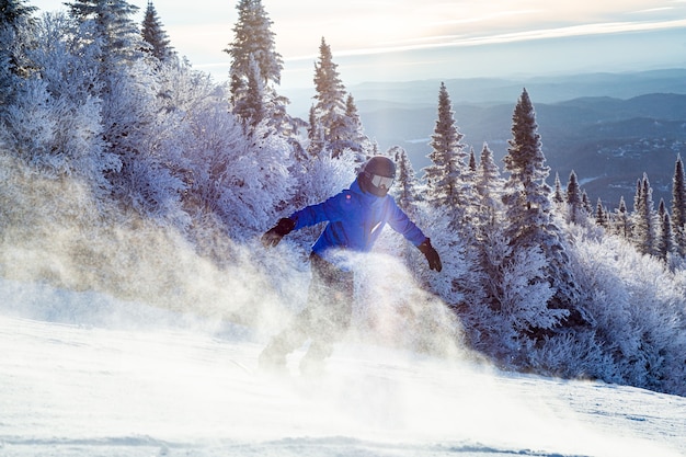 Snowboarder godendo le piste canadesi in montagna MontTremblant Quebec Canada