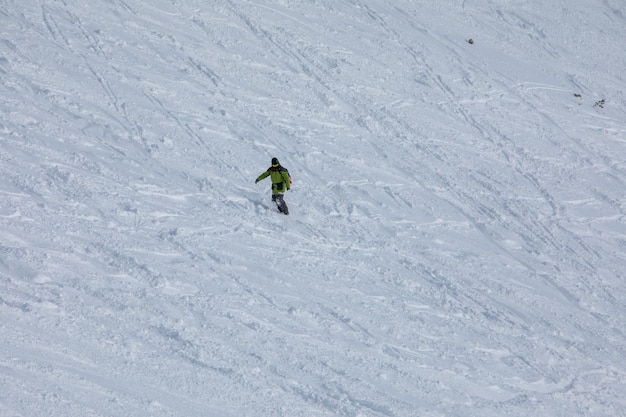 Snowboarder in pista freeride