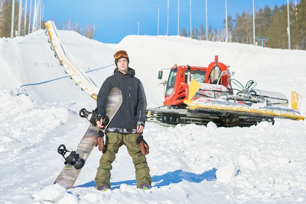 Snowboarder in posa sulla pista