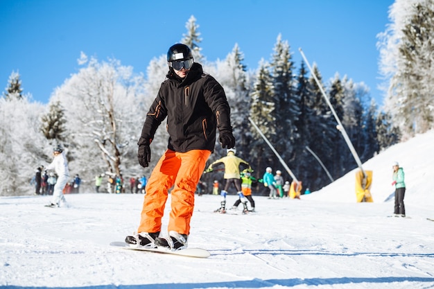 Snowboarder pattinaggio in montagna con cielo blu profondo