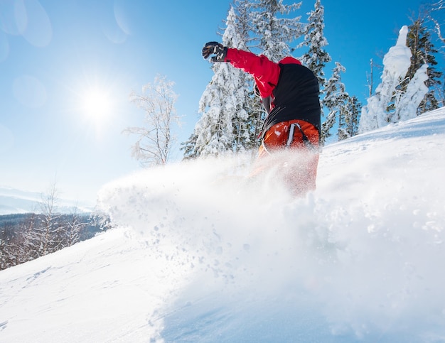 Snowboarder presso la stazione sciistica in inverno