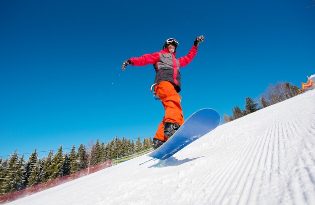 Snowboarder presso la stazione sciistica in inverno