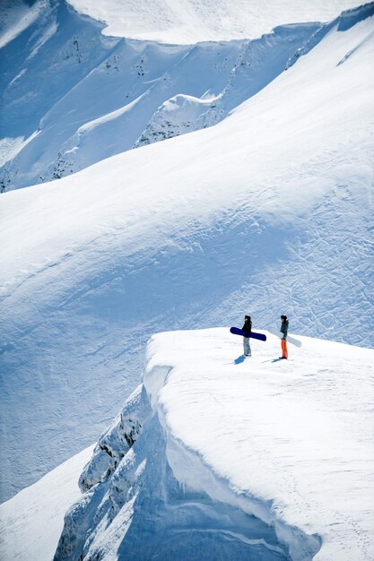 Snowboarder su montagne innevate