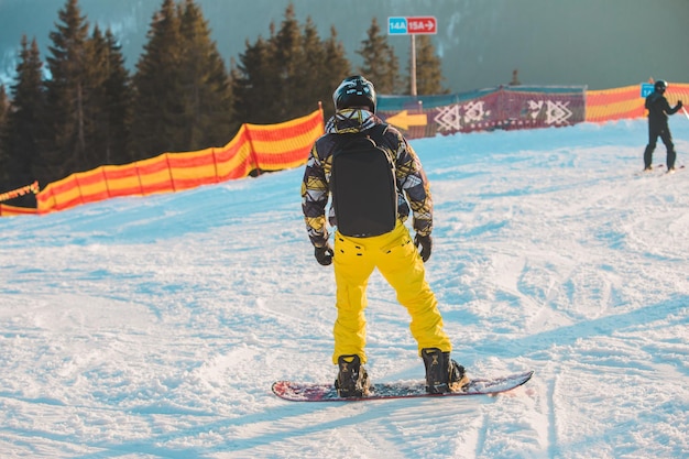 Snowboarder uomo in cima alla pista. belle montagne d'inverno. vacanze invernali. copia spazio. sport estremo