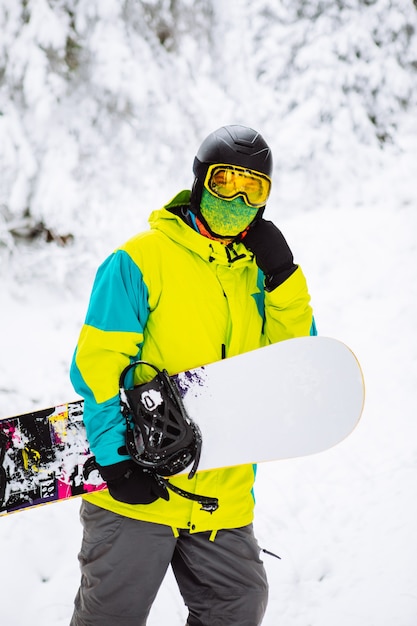 Snowboarder uomo nello spazio della copia dell'attrezzatura da sci