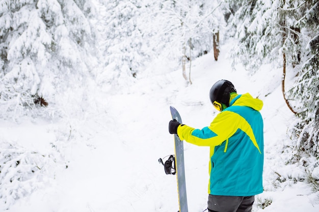 Snowboarder uomo nello spazio della copia dell'attrezzatura da sci