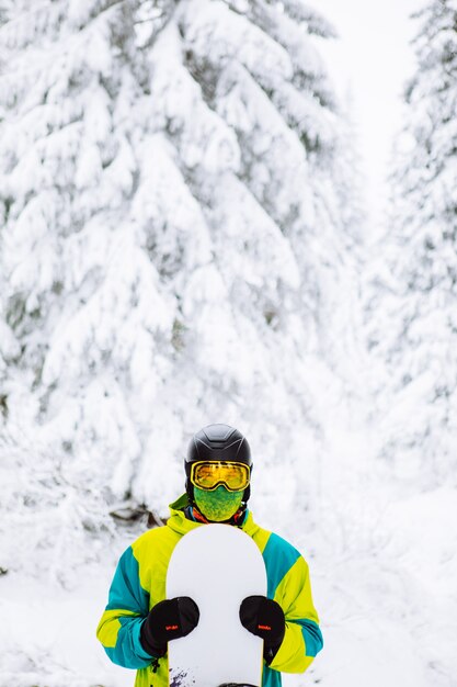 Snowboarder uomo nello spazio della copia dell'attrezzatura da sci