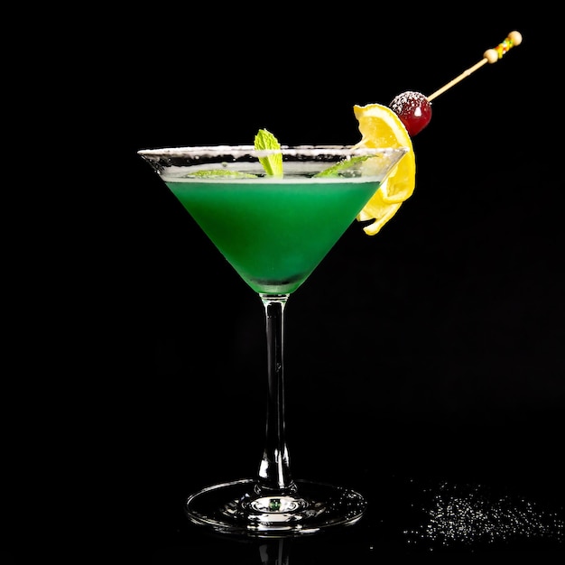 Snowscape green goblin Halloween cocktail martini fatto con vodka Cointreau succo di lime blue curac