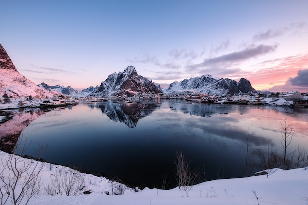 Snowy villaggio scandinavo con circondato montagna sulla costa