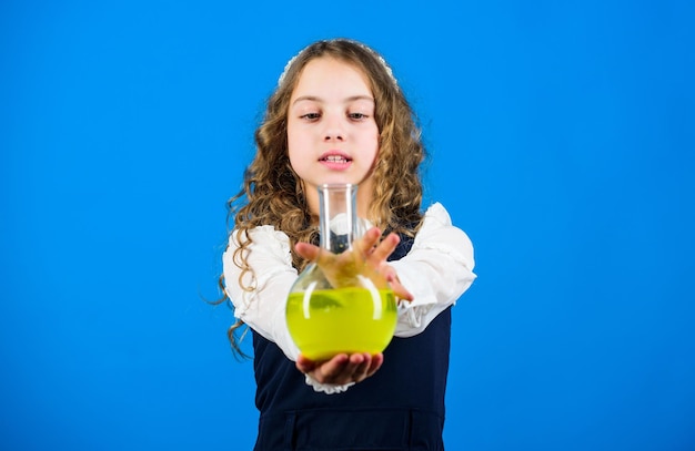 So tutto Lezione di chimica scolastica Alunna di scuola femminile studia liquidi chimici Laboratorio scolastico Futuro microbiologo Impara i modelli della natura Istruzione che spinge il concetto di indagini