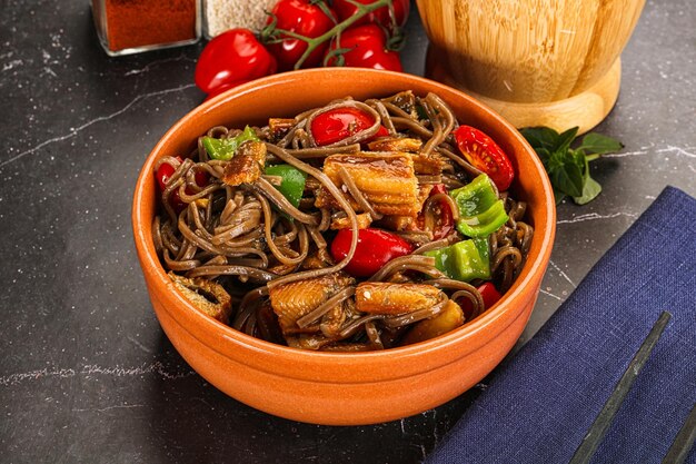 Soba di grano saraceno con anguilla e verdure