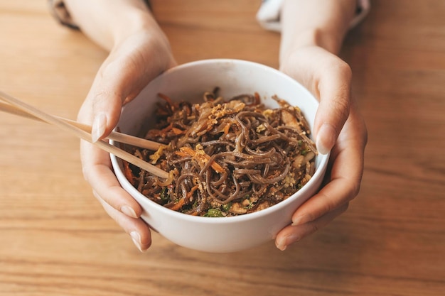 Soba noodles ciotola sfondo Tradizionale giapponese soba noodles con pollo e verdure asiatiche