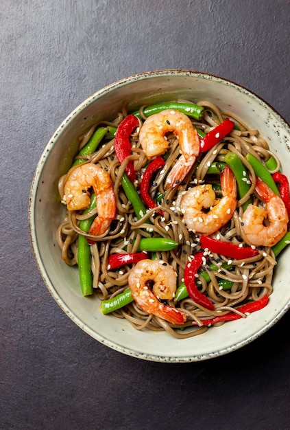 Soba noodles con gamberi, peperoni e fagiolini. Cucina giapponese. Cibo asiatico.