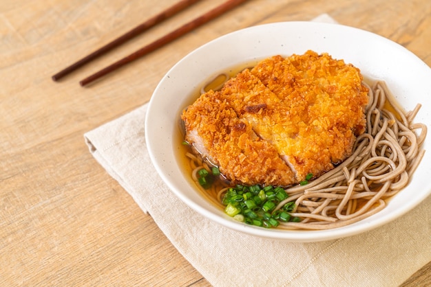 Soba ramen noodle con cotoletta di maiale fritta giapponese (tonkatsu)
