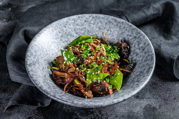 Soba saltate in padella le tagliatelle con carne di manzo e verdure