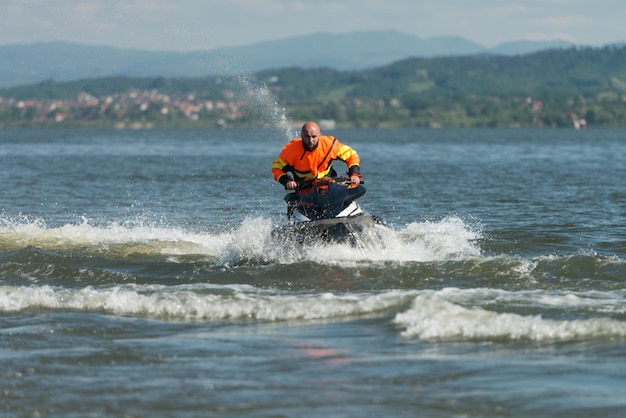 Soccorritore che fa vedetta sull'oceano in moto d'acqua