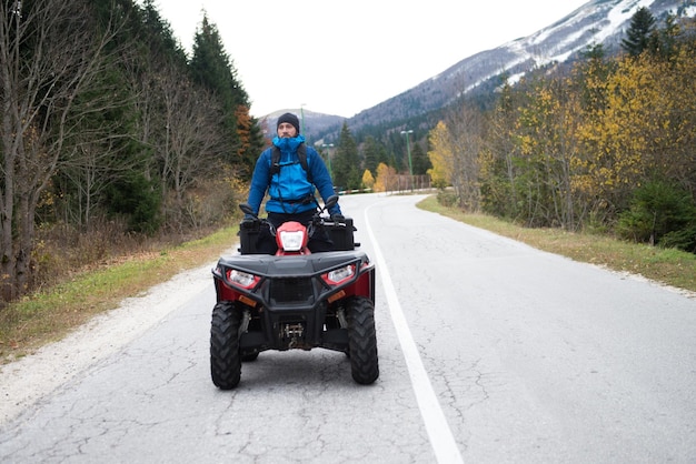 Soccorritore che ispeziona l'area boschiva in quad Atv