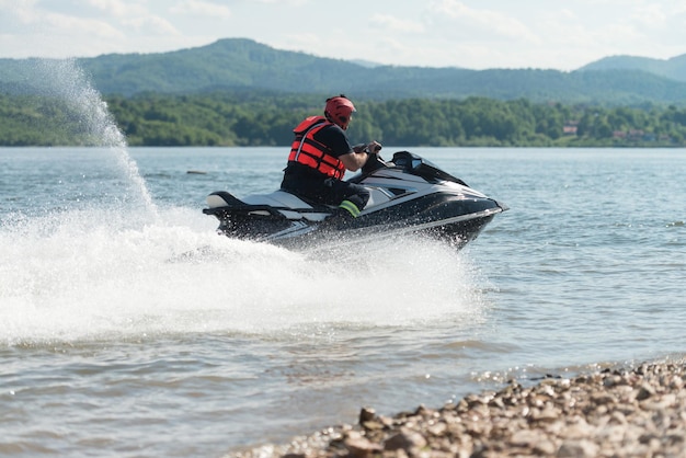 Soccorritore su una moto d'acqua alla ricerca di una persona scomparsa