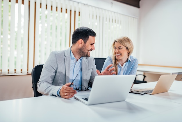 Soci in affari che lavorano