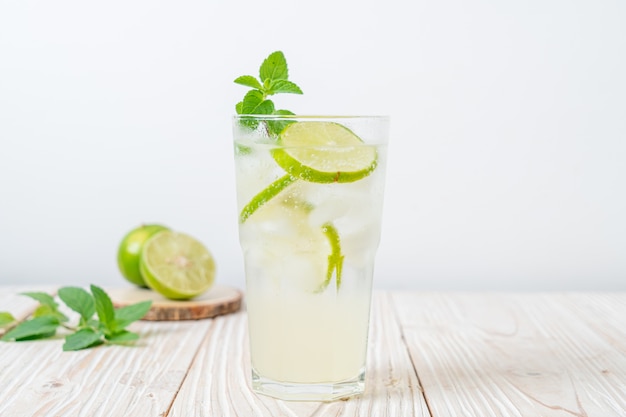 Soda al lime ghiacciata con menta - bevanda rinfrescante