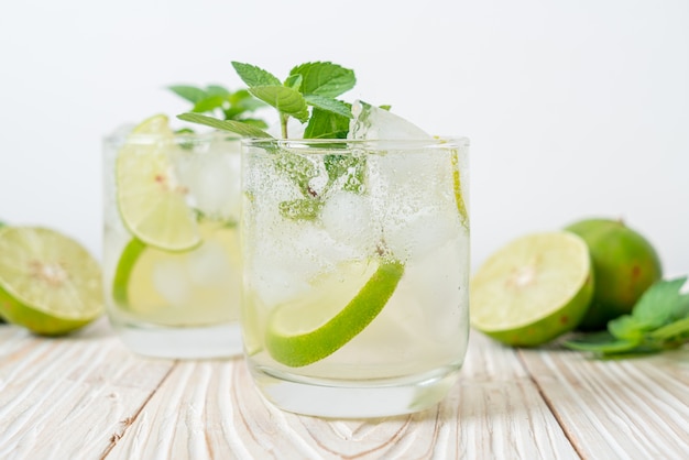 Soda al lime ghiacciata con menta - bevanda rinfrescante