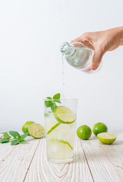 Soda al lime ghiacciata con menta