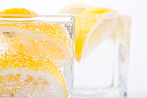 Soda e fette di limone