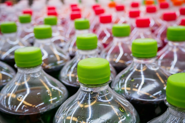 Soda soft drink in bottiglie in un supermercato