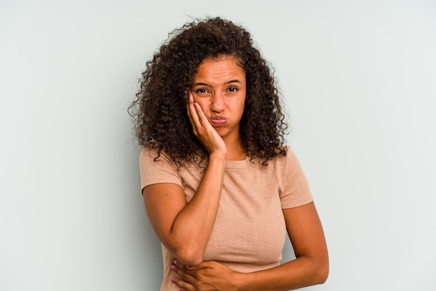 Soffia le guance ha un'espressione stanca Concetto di espressione facciale