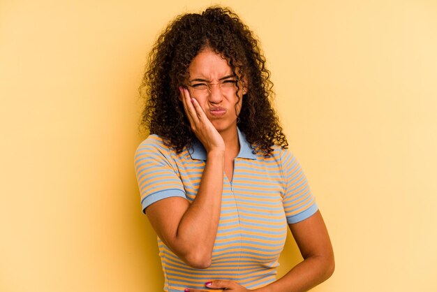 Soffia le guance ha un'espressione stanca Concetto di espressione facciale