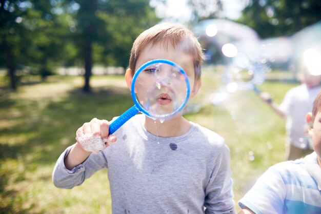 Soffiando bolle di sapone nel parco