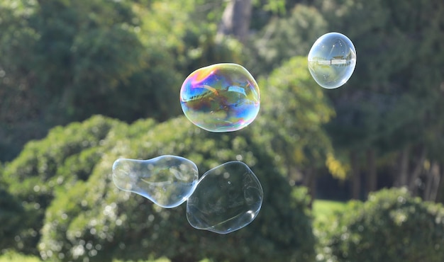 soffiatore di bolle su sfondo blu cielo