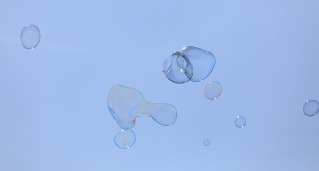 soffiatore di bolle su sfondo blu cielo
