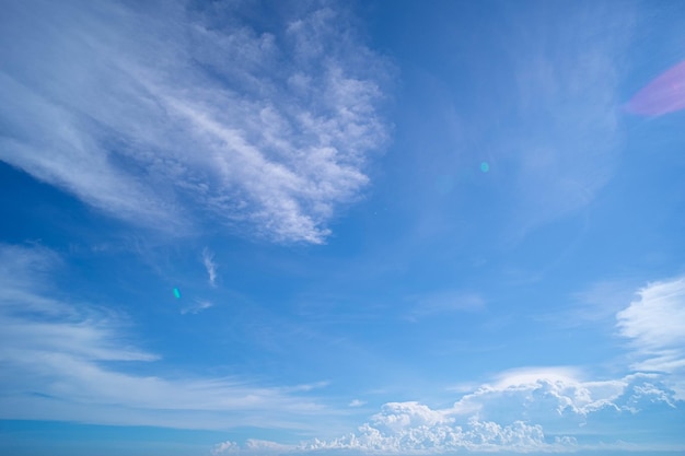 Soffici cirri sul cielo blu natura astratta tempo stagione estate