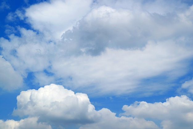 Soffici cumuli bianchi che galleggiano nel cielo