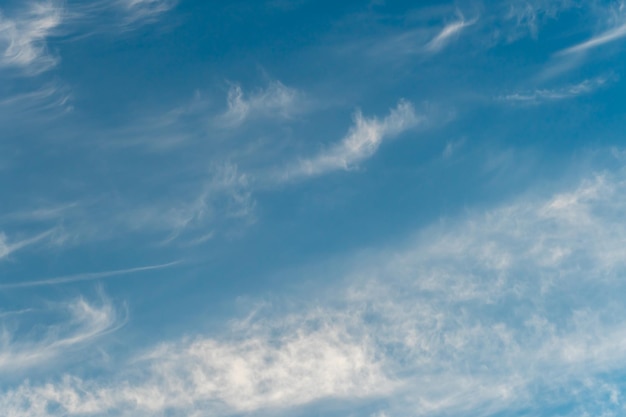 Soffici dolci nuvole fluttuano lentamente e senza speranza attraverso il mare infinito di cielo blu Cielo blu chiaro dopo gli elementi furiosi e le tempeste