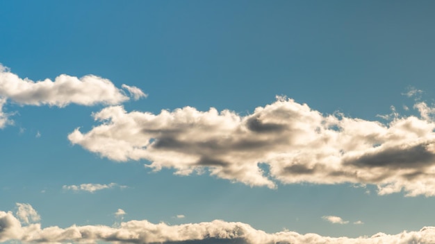 Soffici dolci nuvole fluttuano lentamente e senza speranza attraverso il mare infinito di cielo blu Cielo blu chiaro dopo gli elementi furiosi e le tempeste