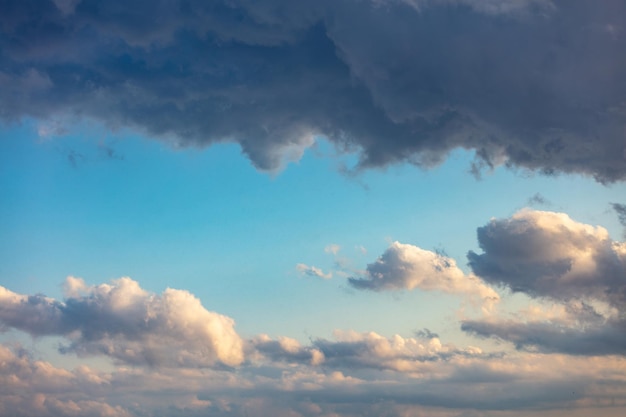 Soffici nubi cumuliformi su sfondo blu cielo Cloudscape colore bianco e grigio