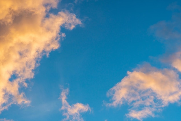 Soffici nuvole arancioni illuminate dalla luce proveniente dal sole al tramonto Natura pura non toccata dall'uomo Cambiamento climatico dovuto all'attività umana