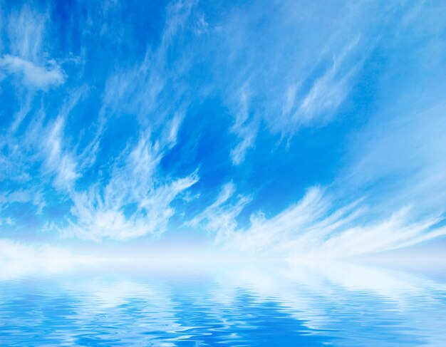 Soffici nuvole bianche con arcobaleno nel cielo blu